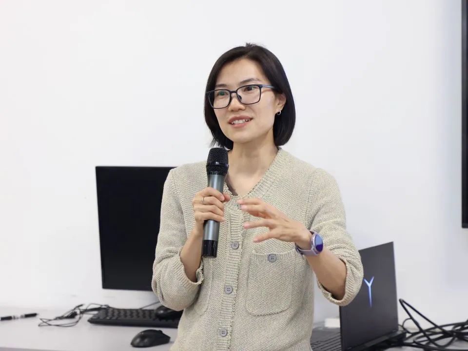 郑勇女士