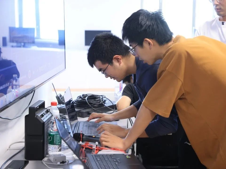 赛前选手调试