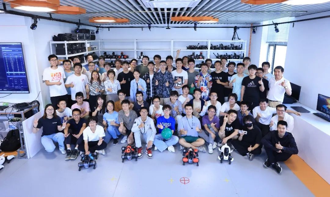 参赛队员、裁判与老师合影